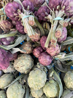 Marché provençal estival avec étals colorés
