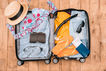 Valise ouverte prête pour un week-end en Provence