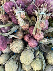 Marché provençal estival avec étals colorés